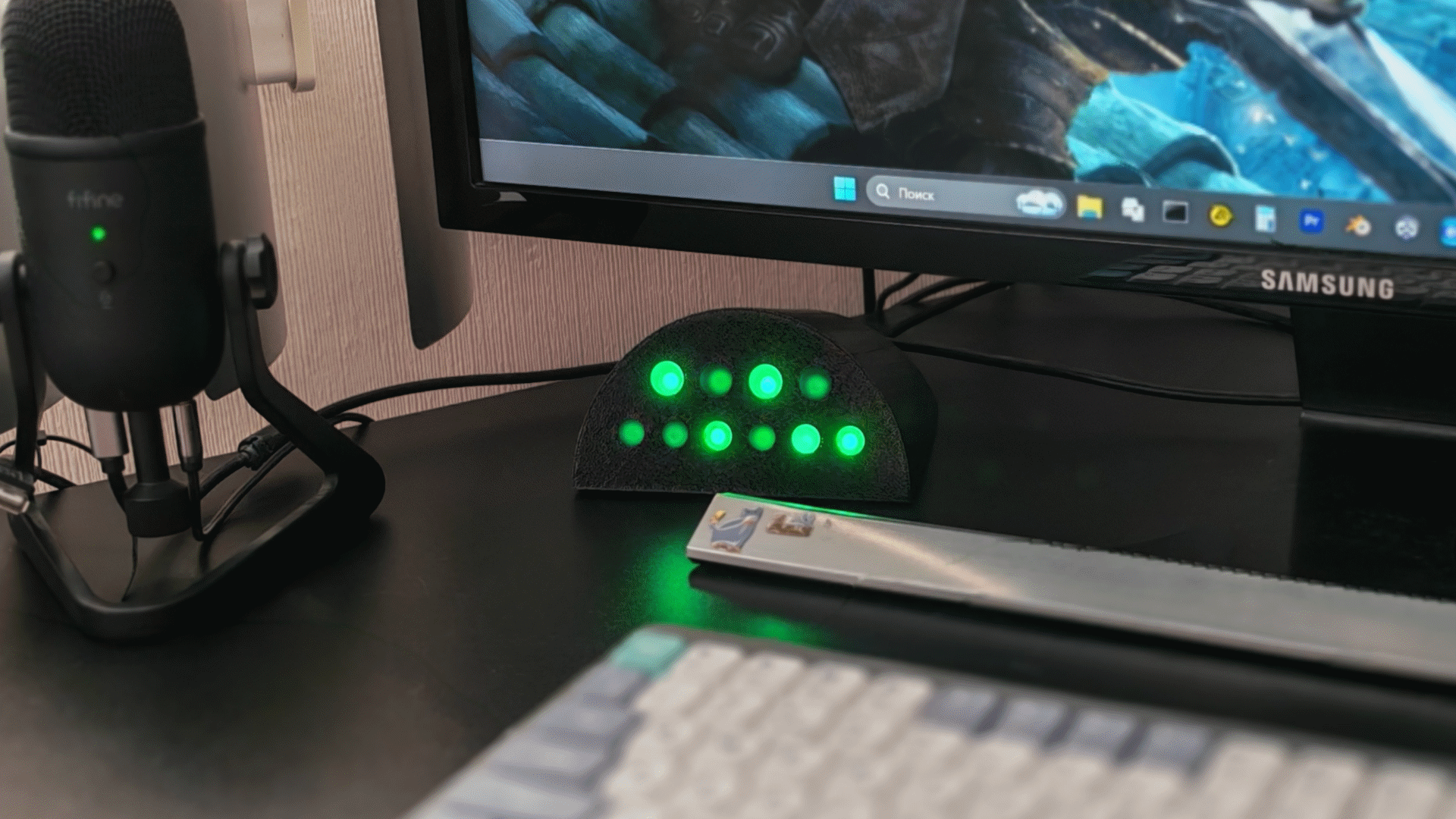 Двоичные часы на столе